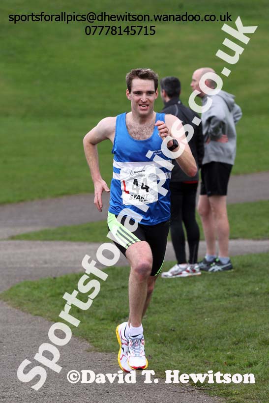 Andrew Lawrence (Morpeth) on the 10th leg of the senior mens 12 stage relay, 2014 Northern 12 and 6 Stage Relays, Heaton Park Manchester. Photo: David T. Hewitson/Sports for All Pics